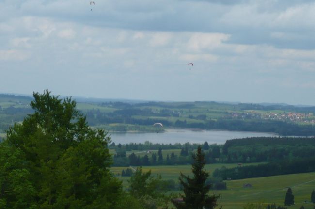 バイエルン・アルプスの峰と森、湖、豊かな自然！　ハングライダーも見えます。　爽快でしょうねー