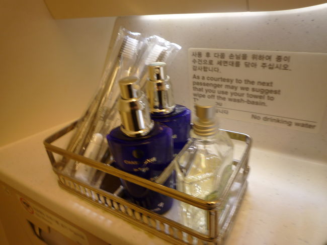 おトイレには歯ブラシが常備　<br />ローションとトーナー<br />ロクシタンのオーデコロンがありました