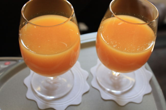 機内に乗りこむと早速ウエルカムドリンクが♪