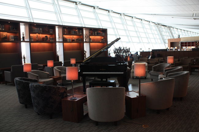 明るく落ち着いたラウンジ<br />