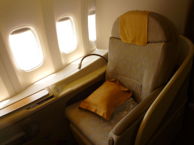 機材はB-777-200<br /><br />ファーストクラス<br />この座席はフルフラットになるみたい