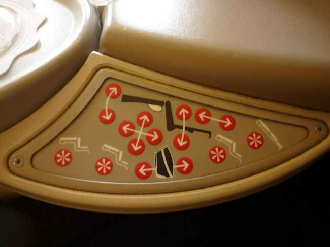 フルフラットは楽で好きなのですが一度ベッドにしてしまうとリクライニングが面倒なのと孤立感があります<br />このシートはフルフラットでなくとも快適でした<br />食事の時も違う種類を取ってシェアー出来るし・・・<br />