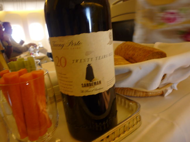 デザートワインは2種類<br />機内販売もしている種類<br /><br />機内販売ではOHUIのパウダー式サンブロックを購入<br />とても便利です