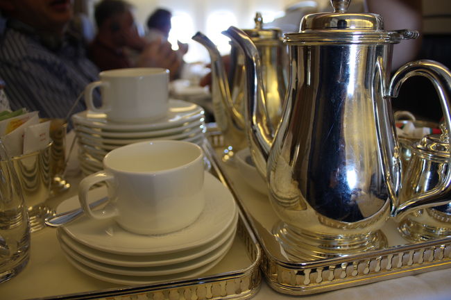 食後のコーヒー＆紅茶はワゴンでサーブされます