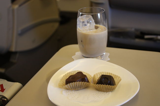 映画を見ながらベリーズとチョコレートを頂きます