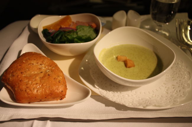 到着前のお食事は美味しいサラダとリークとポテトのスープ<br />それにメインは2種類から選びます