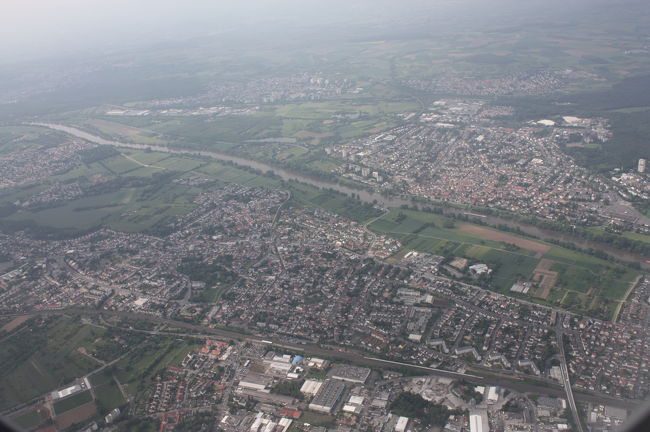 フランクフルトに到着〜<br />さすがドイツ<br />眼下には街中に黒い森が広がってました