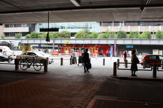 空港からはバスで1時間半ほどかけて83キロ離れた街ルードヴィヒスハーフェンに向かいます