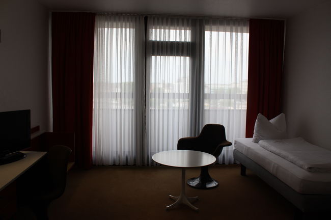 3人用のお部屋を頂いたのでなんだか配置が変ですが<br />右奥のもベッド<br />ベッド狭いです