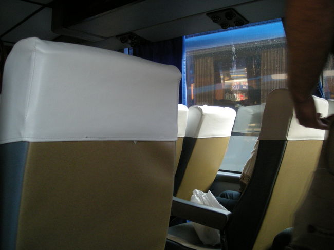 チェンマイまでバスで行きました。<br /><br />本当いは色々調べて、いい等級のに乗りたかったんだけど<br />レンタル自転車のおばちゃんの言うとおりにしていたら<br />このバスに乗ってました。<br /><br />正直乗り心地は悪かったです。