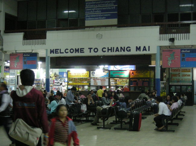 ついた！<br /><br />チェンマイバスターミナル！<br /><br />ここで友達と待ち合わせ。<br />友達がバイクで迎えに来てくれます。<br /><br />タイでバイク体験。<br />すげー怖かった。