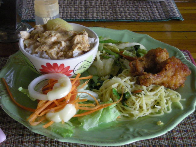 牛に乗って、elephant campに帰ってきたら昼ごはん。<br />ビュッフェスタイルでした。<br /><br />美味。