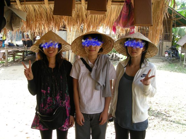 さ！ご飯を食べたらいかだ下りだよ〜！<br /><br />川までちょっと移動して、いかだに乗ります。<br />川＝日よけなし＝笠かぶる。<br /><br />似合ってると思います。