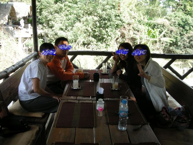 川でマイナスイオンを十分に吸収したら、カフェで一息。