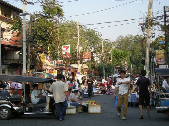 さ、これで一日が終わったと思うな。<br />チェンマイの町に帰ってきたらサンデーマーケット！