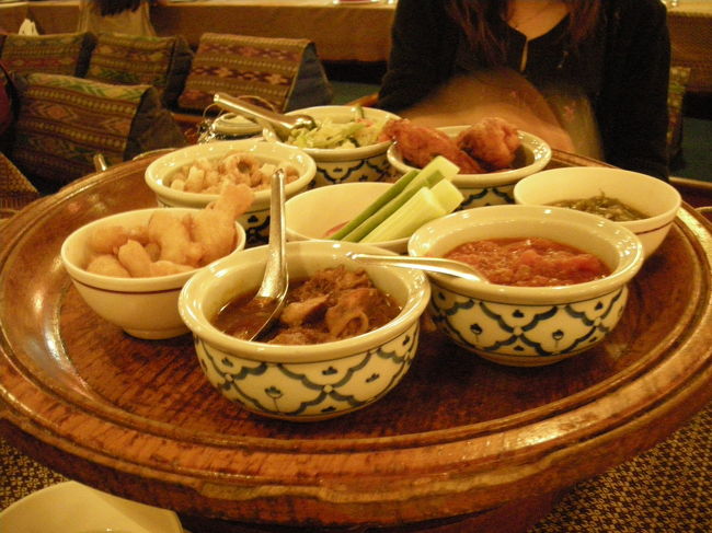 マーケットで値切りながら色々買ったら<br />夜ご飯の時間。<br /><br />ご飯は北タイの料理、クムカントークというもの（料理？）をいただきました。<br />