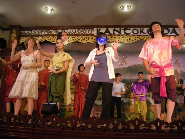 ショーを見ながらご飯を食べてたら<br />最後の踊りで選ばれて他のお客と踊り子と一緒に踊ってきました。