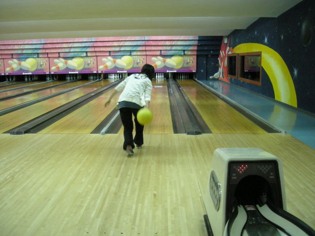 この日一日で色々なことができて大満足。<br /><br />なのに帰りがけにボーリング場を発見し、<br />値段があまりにも安いことに感激し、やることに。<br /><br />なぜタイの旅行でボーリング･･･