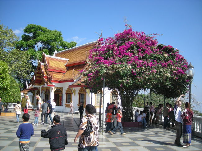 見晴台。<br /><br />ここからチェンマイの町が見えるらしいけど<br />曇ってて見えませんでした。<br /><br />まだ外。