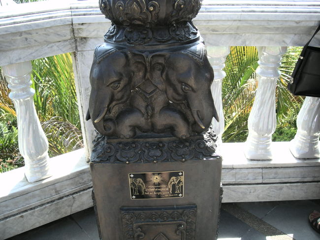 タイはどこもかしこも象。<br /><br />これは街灯。<br /><br />まだ外。