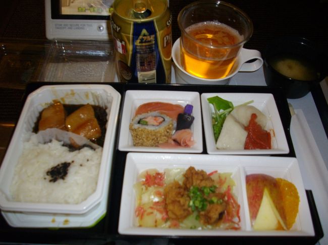 最近、リニューアルされたＡＮＡさんの機内食。<br />『Ｊ-ＢＥＮＴＯ』をチョイス。<br />もちろんプレミアムモルツと一緒に！