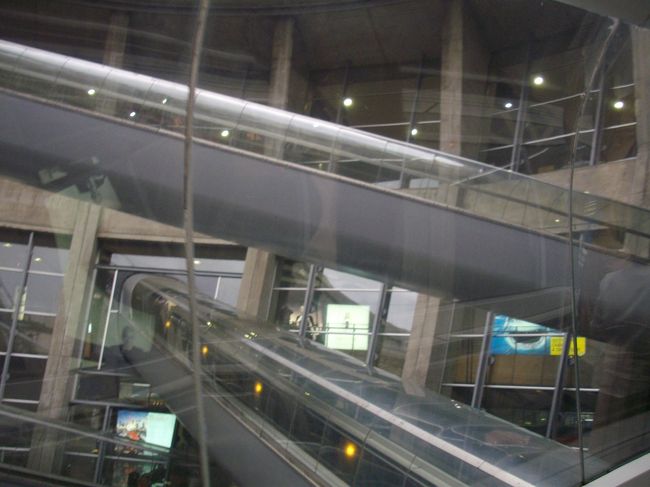 宇宙船をイメージして作られた、ドーナツ型のターミナル1に到着。<br />さすが芸術の国が作った空港ですね。<br />評判が良くないＣＤＧですが、乗り継ぎしないおひなさんは、不快を感じる事がありませんでした。