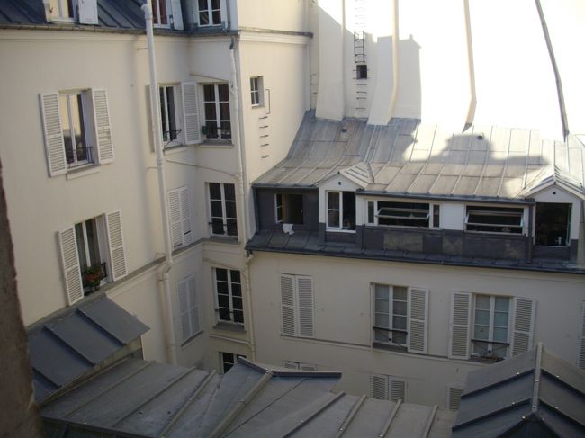 部屋の窓からの風景です。<br />ん〜･･･住んでるような気分になる風景だったな。