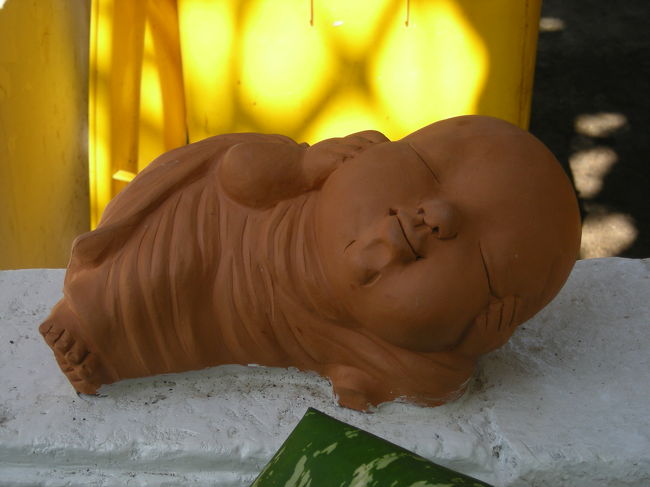 寺の近くにこんなかわいい像が5,6体ありました。