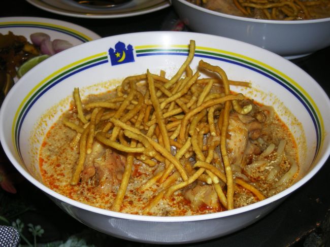 ドイステープのあとは、<br />空港近くのショッピングモールでカオソイ（カレー麺）を食べて、この旅、終了！！！