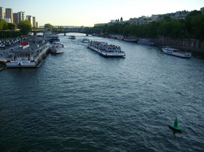 この辺りは、土産売りの人がメチャメチャ多い！<br />エッフェル塔の置物を売る人。<br />お花を売る人。<br />全て無視！！！<br />しかし、橋の上からセーヌ川をのんびり眺めるのも一苦労。