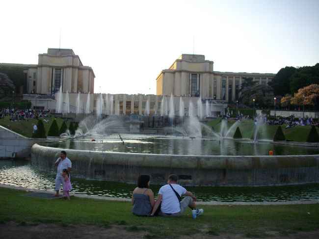 パリ万博にあわせて造られたシャイヨー宮。<br />