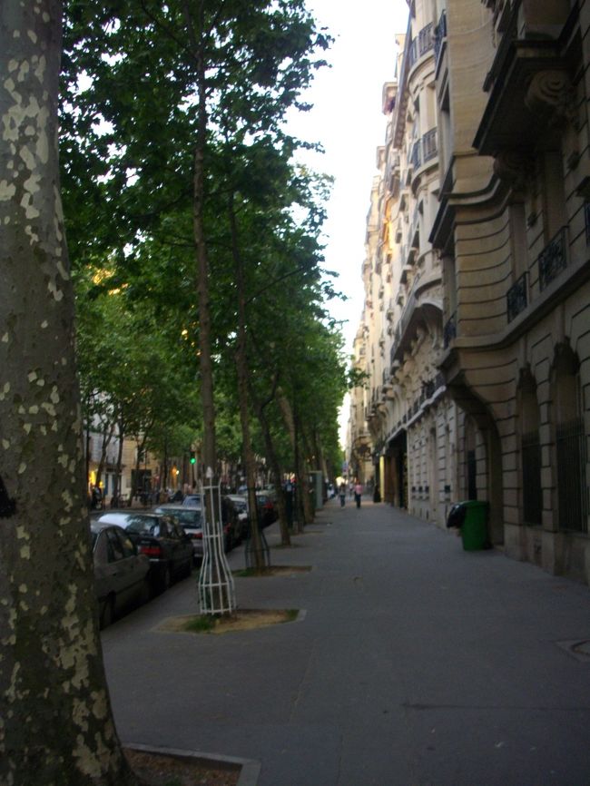 明るいですが、夜の10時頃なんです。<br />フランスの日は長〜い。<br />街を散策しながらホテルへ帰ります。