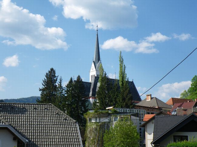 ブレッド湖畔の教会<br /><br />このあたりですれ違ったおっちゃんに「コンニチワ！」といわれてビビる。