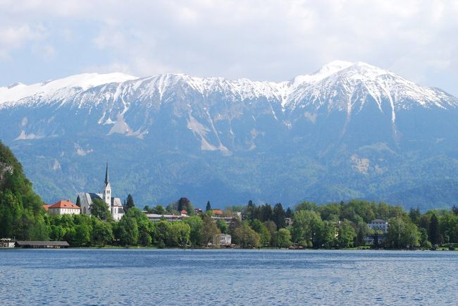 ユリアン・アルプスの最高峰であるトリグラウ山をバックに教会と湖面が映える。<br /><br />このブレッド湖は融けた氷河でできたらしい。