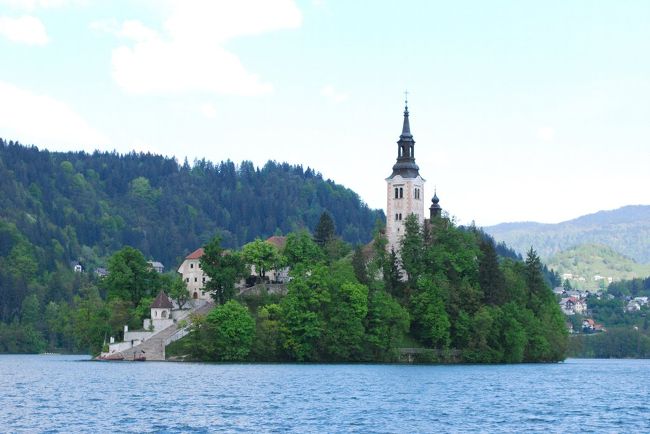 ブレッド島と聖マリア教会。<br />ブレッド聖マリア教会には「鳴らすと願いが叶う」という伝説がある鐘があるらしい。<br /><br />渡ろうか迷ったが、ボートの時間が合わず断念。