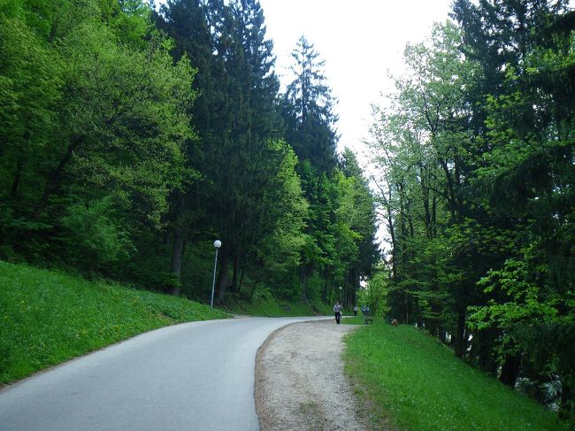 遊歩道がきっちり整備されているので歩きやすい。<br /><br />5月のヨーロッパにしては少し暑いか？