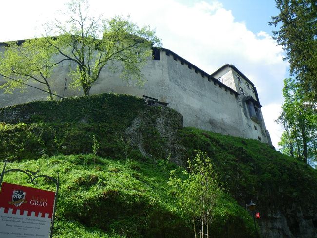 ブレッド城の城壁。<br /><br />つづら折り状に上っていくが、勾配が急でわりとしんどい。