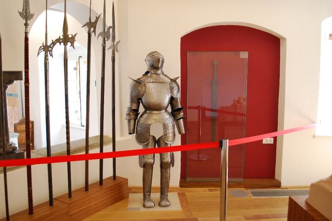 いかにもヨーロッパ的な甲冑。<br /><br />股間が開いているのは尿意対策･･･？