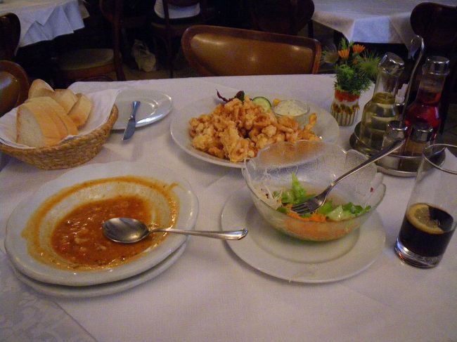 城を出てブレッド湖の東岸に回り、小さなレストランで食事。<br />イカのフリッター、グヤーシュスープ、サラダ、コーラで15ユーロ。食べ過ぎた。<br /><br />欧米のアラカルトは2〜3人前が基本になっていることが多いので、一人旅の時は気をつけなければならないのだが、すっかり忘れていた。