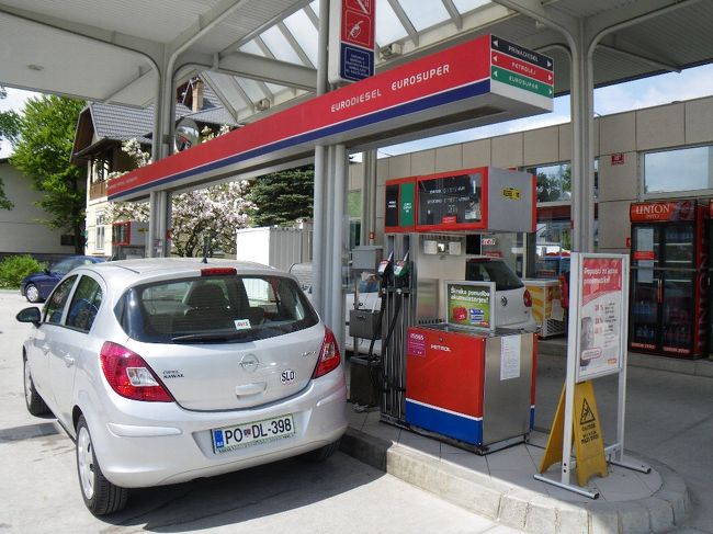 レンタカーに給油をして返却･･･と思いきや、レンタカー営業所が日曜日で閉まっている！<br /><br />営業所の扉に貼ってあった番号に連絡し、スタッフの兄ちゃんに取りに来てもらう。<br /><br />兄ちゃん「これからリュブリャナへ向かうのか？」<br />自分「そう」<br />兄ちゃん「このままリュブリャナにこの車を回送してくれないか？営業所は中央駅のすぐ傍だから」<br /><br />悪くない提案かもと思ったが、ふと気付いた。<br /><br />自分「リュブリャナの営業所は日曜も営業してるの？」<br />兄ちゃん「やってないよ。だって今日はホリデーだからね」<br />自分「・・・」<br /><br />結局、予定通りバスでリュブリャナへ向かうことに。