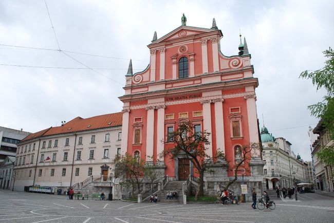 ザグレブまでの列車に少し余裕があったので、荷物をコインロッカーに預けて市街地へ。徒歩20分くらい。<br /><br />フランシスコ教会。
