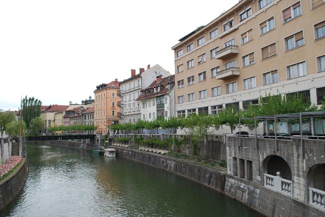 リュブリャナはたびたび地震で荒廃し、その度に様々な様式で再建が図られた為、リュブリャナの建築物は様々な様式の混合と言われている。