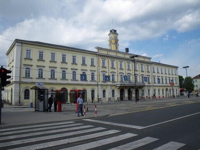 リュブリャナ中央駅に戻ってきた。<br /><br />駅前の花壇で、熱心に花の写真を撮っている女性がいた。