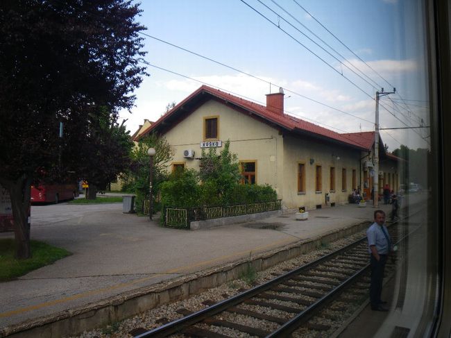 こういう小さな駅で降りてみたい衝動に駆られる。