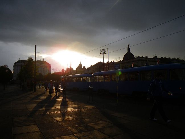 雨上がりのザグレブ中央駅前。<br /><br />夕陽がきつい。