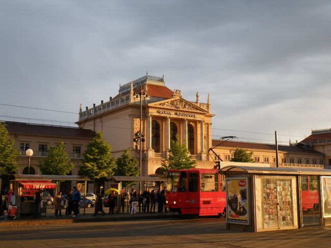 ザグレブ中央駅。<br /><br />歩いて15分ほどの「Buzz Backpackers」に向かう。