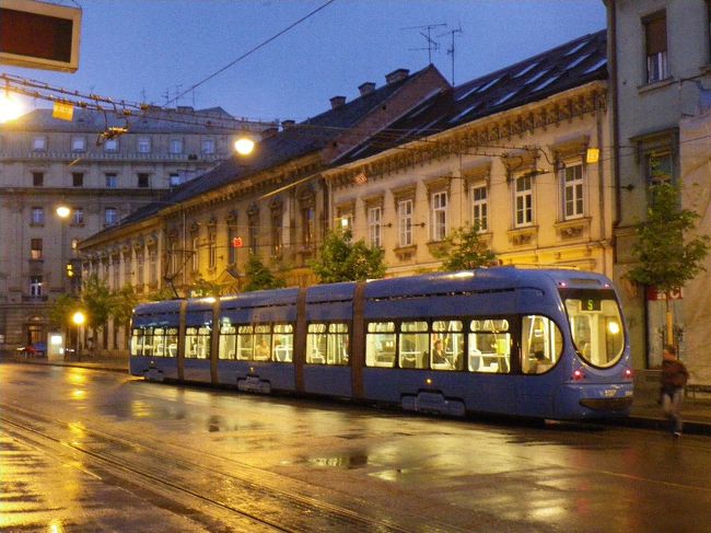 チェックイン後、トラムに乗ってバスターミナルへ向かう。<br />雨が再び降り出していた。<br /><br />トラムへの乗車時、運転手に運賃(10クーナ。約180円)を払おうとすると、ジャマくさそうに押し返された。<br /><br />結局無賃乗車となってしまう。