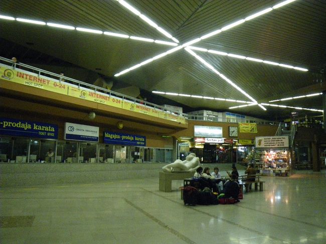 ザグレブのバスターミナル。<br /><br />翌日のプリトービッツェ国立公園行きバスのチケットを購入。