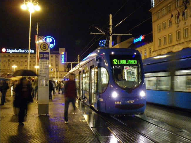 バスターミナルから再びトラムに乗り、中心部のイェラチッチ広場へ戻る。<br /><br />雨にトラムが映える。