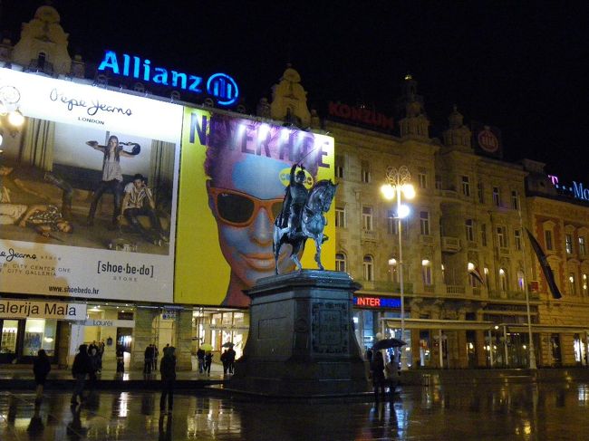 広場のど真ん中にある騎馬像。